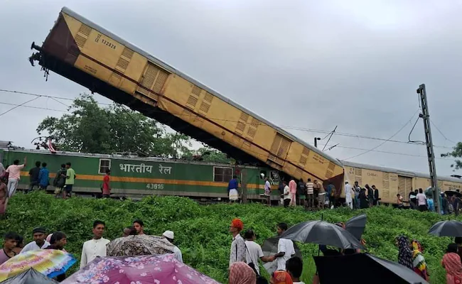 Train accident in Bengal: Kanchanjunga Express collides with a freight train, 5 dead, 25 injured